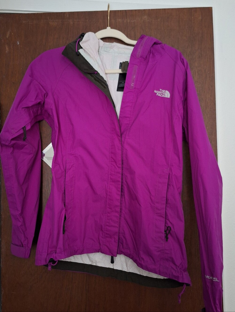 The North Face HyVent 2.5L Women's Magenta Hooded Rain Wind Jacket